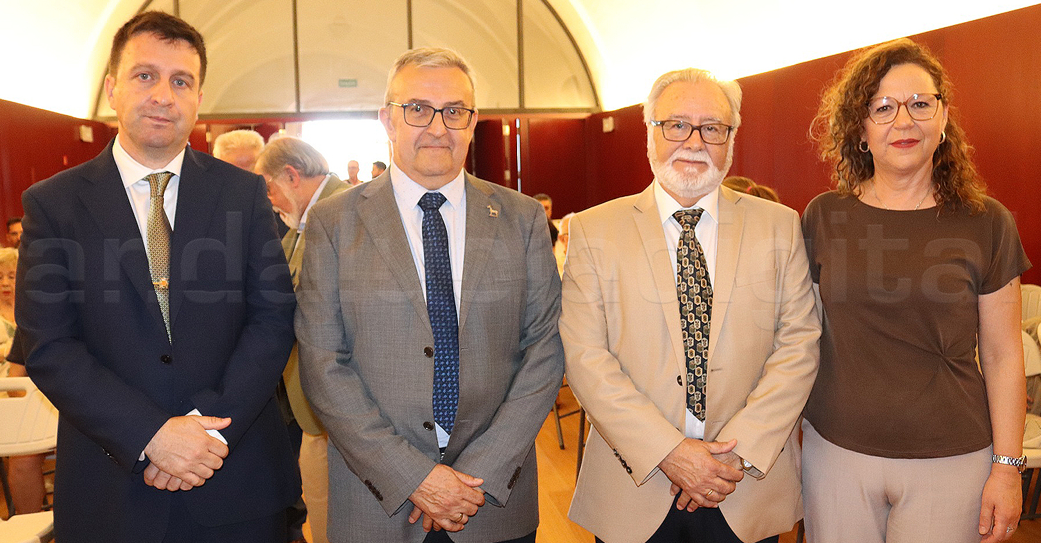 JOSÉ REY RECIBE LA INSIGNIA DE ORO DE LA ASOCIACIÓN PROVINCIAL DE MUSEOS LOCALES