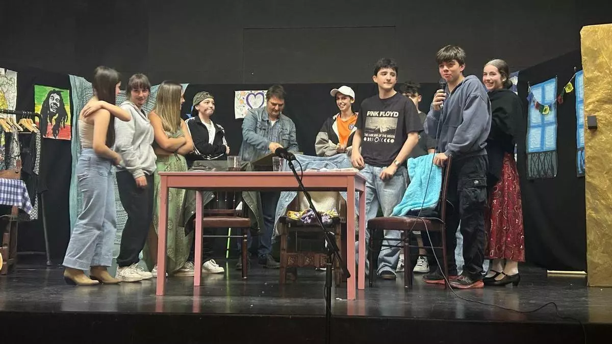 ALUMNOS DEL INSTITUTO DE INFIESTO LLEVAN «BAJARSE AL MORO» AL ESCENARIO DE LA BENÉFICA