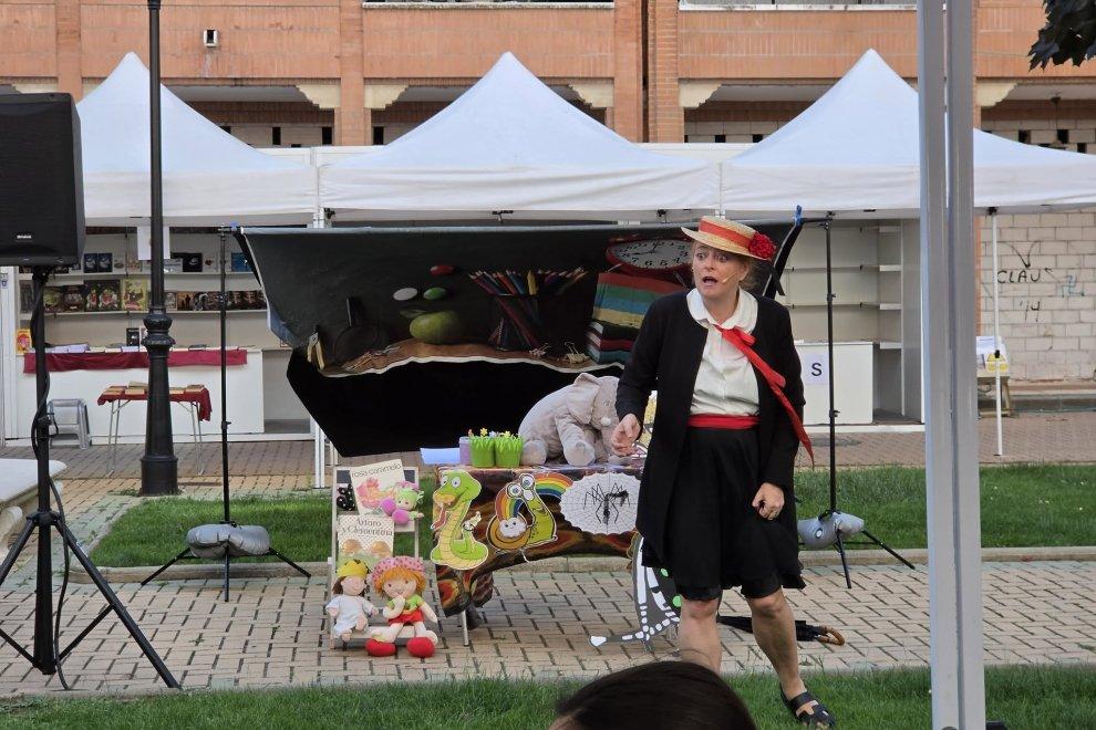 LA BAÑEZA CONVIERTE SUS CALLES EN UN ESCAPARATE DE CULTURA Y LETRAS