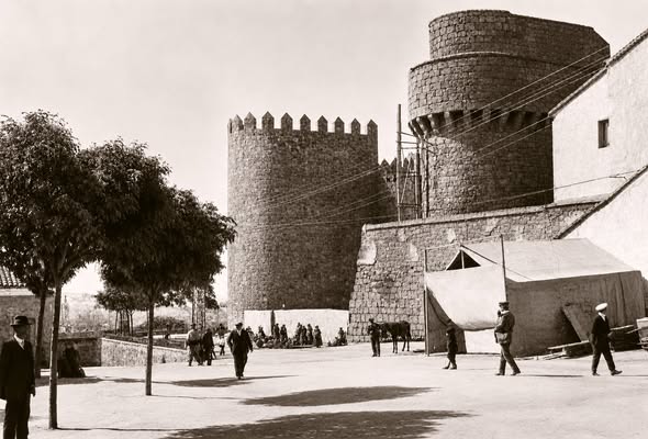 EL ESPECTÁCULO DE ÁVILA  CEÑIDA POR SUS MURALLAS.