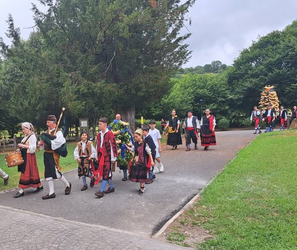 VILLANUEVA DE CANGAS DE ONÍS RECUPERA SU TRADICIONAL FIESTA PATRONAL EN HONOR A SAN PEDRO