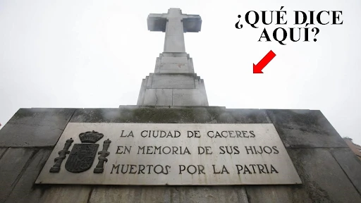DECENAS DE PERSONAS REZAN UN ROSARIO EN DEFENSA DE LA CRUZ DE LOS CAÍDOS DE CÁCERES