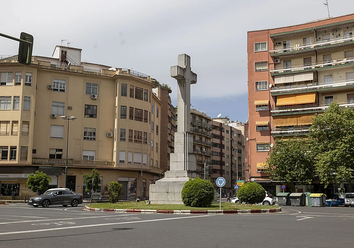 ESTOS SON LOS NOMBRES DE LA CULTURA QUE APOYAN LA RETIRADA DE LA CRUZ DE LOS CAÍDOS DE CÁCERES
