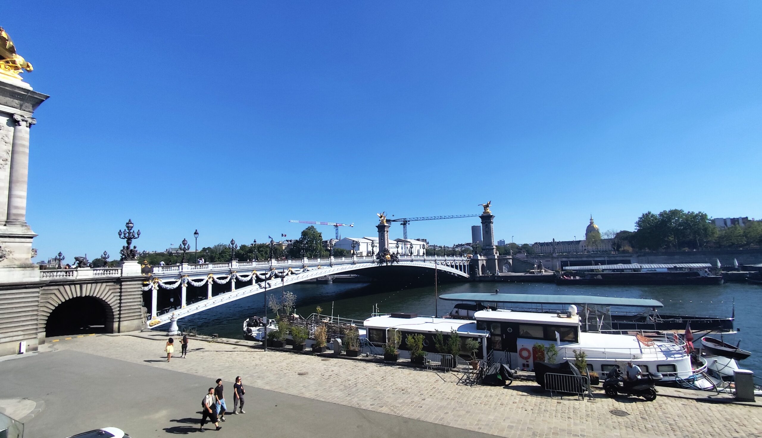 DISFRUTANDO DEL PUENTE DE ALEJANDRO III EN PARIS. OBRA DE ENTRE OTROS DEL INGENIERO JEAN RESALT