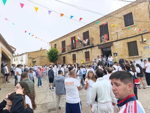 SANZOLES ARDE EN FIESTAS.