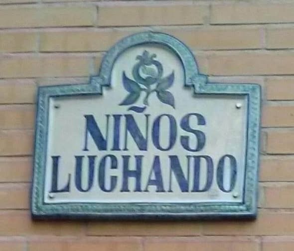 NIÑOS LUCHANDO