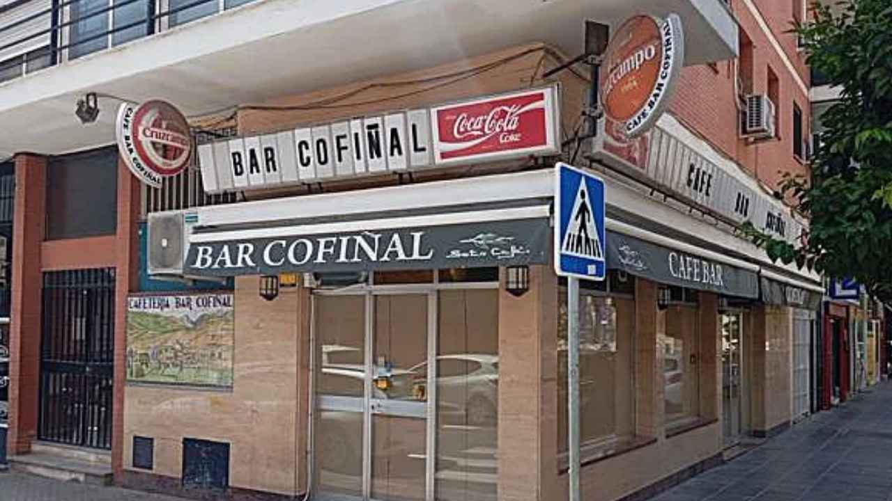 UN CLÁSICO BAR DE SEVILLA CIERRA DESPUÉS DE MÁS DE MEDIO SIGLO Y LA JUBILACIÓN DE LOS DOS HERMANOS QUE LO LEVANTARON