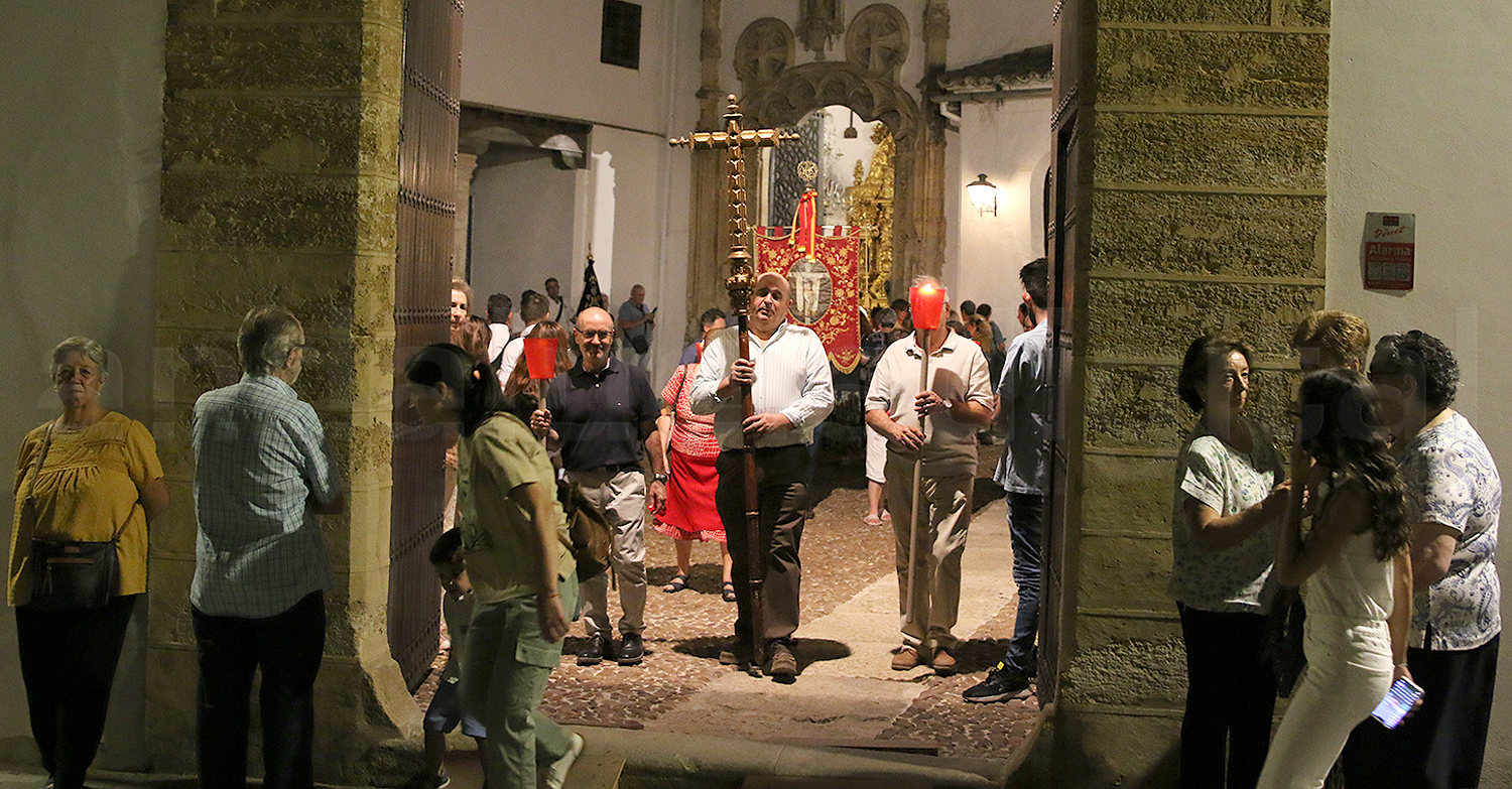 MONTILLA ACOMPAÑA AL PADRE DE FAMILIAS EN SU SALIDA PROCESIONAL