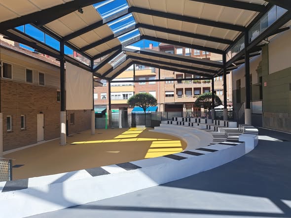 EL ANTIGUO PATIO DE LAS ESCUELAS GRADUADAS DE ARRIONDAS ACABA DE CONVERTIRSE EN UN ÁGORA POLIVALENTE