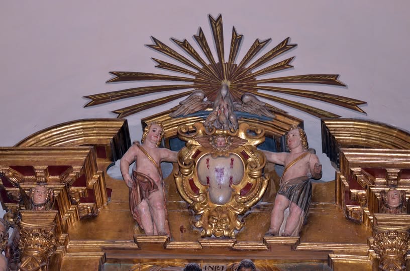 EN EL ÁTICO DEL LETRERO DE SANT CRIST DE INCA (1584-1597) PODEMOS VER A UNA MADRE PELÍCANO CON TRES PEQUEÑOS A SU LADO.