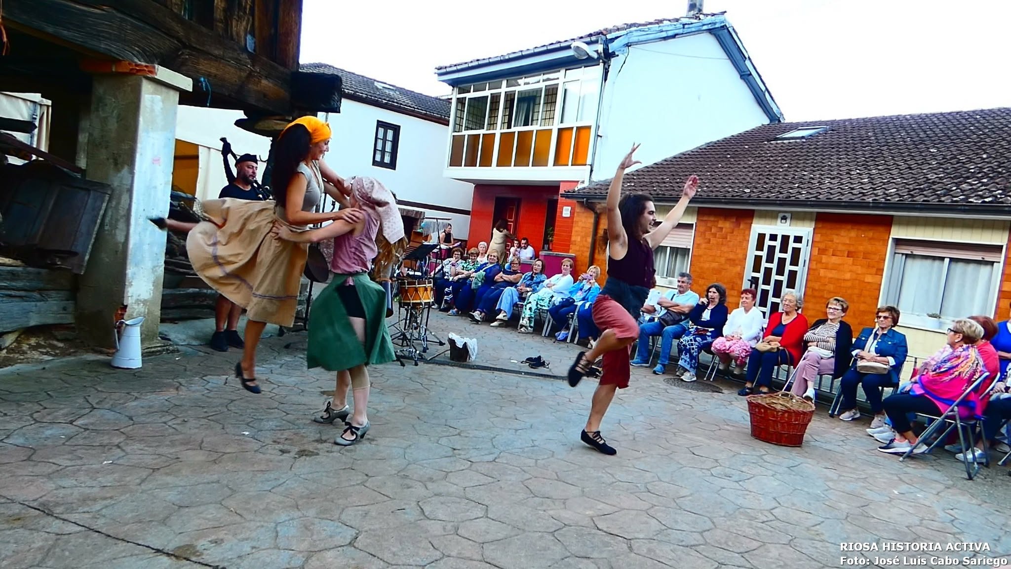 REPRESENTACIÓN TEATRAL DE AMBIENTE ASTURIANO EN FELGUERA (RIOSA).