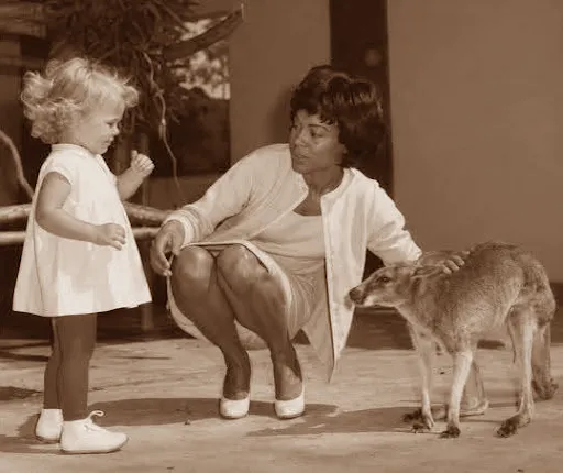 MUJERES EN LA HISTORIA – EARTHA KITT: MATERNIDAD, RESISTENCIA Y ARTE