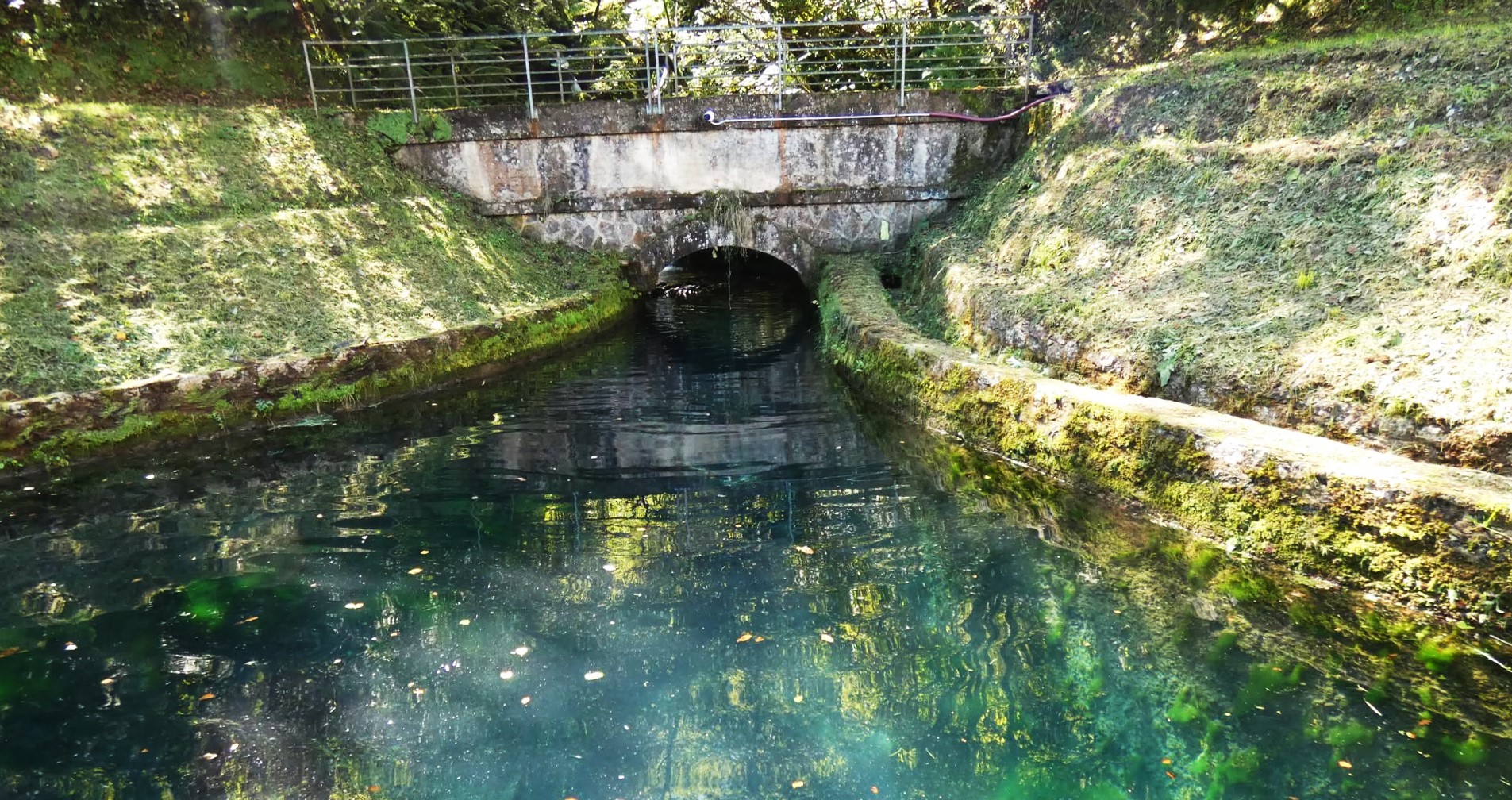 CABECERA DEL RÍO CODE O FELGUERÚA (RIOSA), ANTES DE ENTRAR EN EL EMBALSE DE ARROXINES, DESPUÉS DE RECOGER EL AGUA PROCEDENTE DE LOS MANANTIALES DE FELGUERÚA, ARROXINES Y MAERÁ
