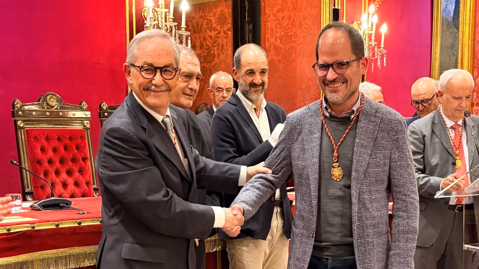 JAVIER SERRANO COPETE RECIBE LA MEDALLA DE LA REAL ASOCIACIÓN DE CRONISTAS OFICIALES DE ESPAÑA
