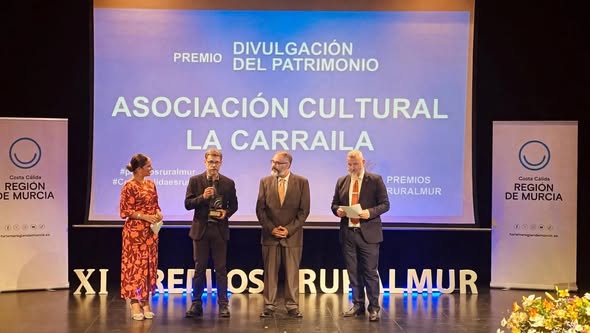 ENTREGA DE LOS PREMIOS RURALMUR CON EL PARAPETO INSTITUCIONAL DEL INSTITUTO DE TURISMO REGIÓN DE MURCIA – ITREM.