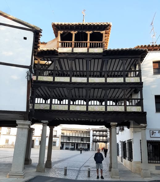 EN UNA DE LAS ENTRADAS A LA PLAZA DE TEMBLEQUE (TOLEDO)