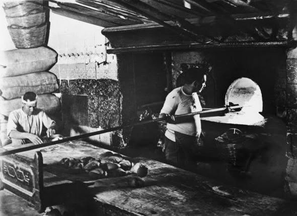 LOS BOMBEROS DE ALICANTE APAGAN EL INCENDIO DE UN HORNO EN SAX EN 1926.