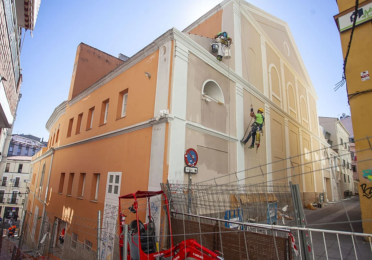 EL GRAN TEATRO DE CÁCERES SE DESPOJA DE LAS TONALIDADES TERRACOTA Y GRIS DE SU FACHADA DE LOS ÚLTIMOS 18 AÑOS