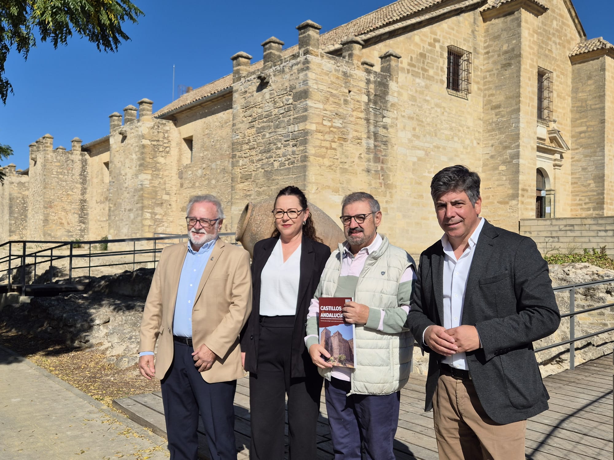 EL INSTITUTO ANDALUZ DE LOS CASTILLOS FIRMA EN EL CASTILLO DE MONTILLA CON LA ASOCIACIÓN PROVINCIAL CORDOBESA DE CRONISTAS OFICIALES CONVENIO DE COLABORACIÓN, PARA LA REALIZACIÓN DE ACTIVIDADES CONJUNTAS.