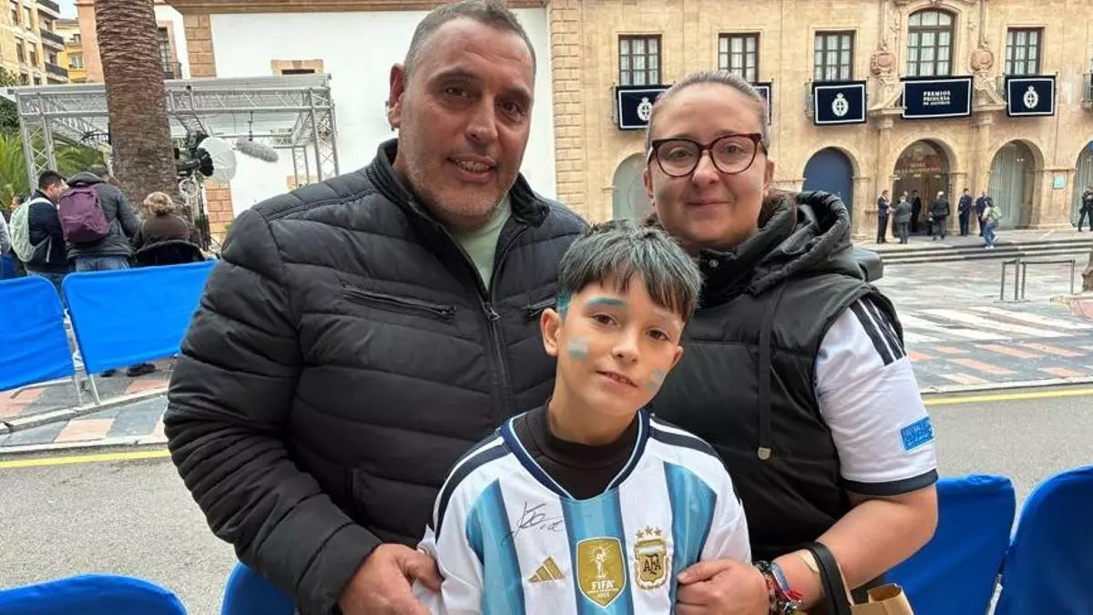 MANU, DE 10 AÑOS, LOGRA EL MEJOR REGATE DE SU VIDA: ENTREGA UNA CARTA A MESSI Y REGRESA CON SU FIRMA ESTAMPADA EN SU CAMISETA